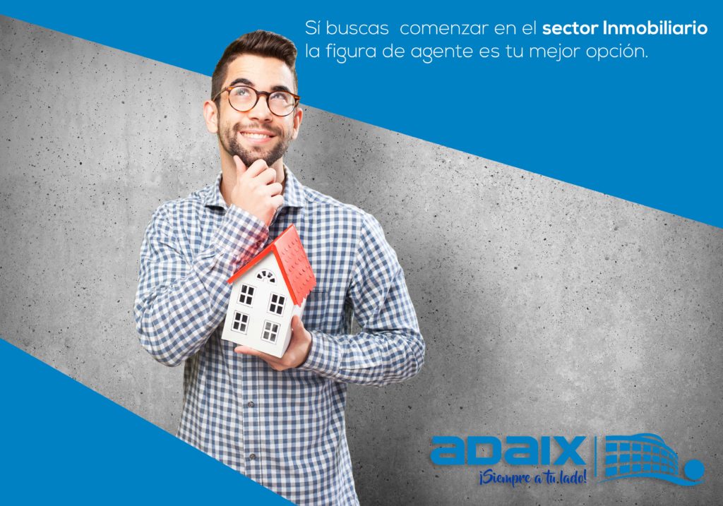 man holding a house Agente Inmobiliario