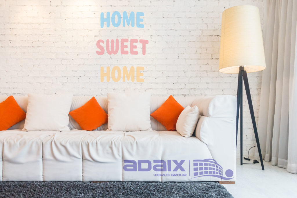 Pillow on sofa Alquiler con Adaix